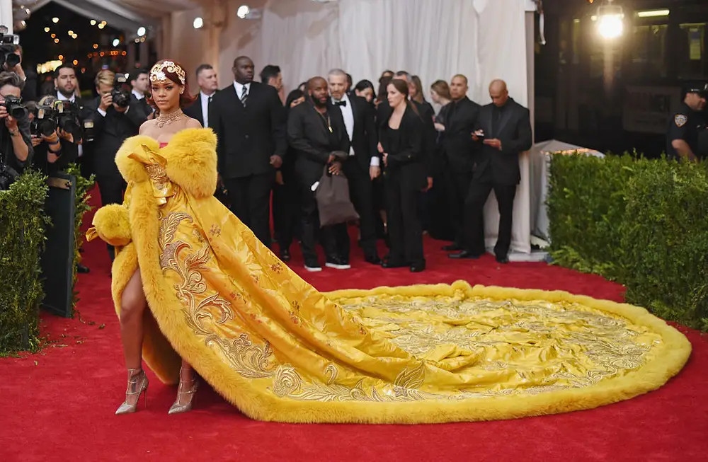 Rihanna là một trong số ít những người tham dự Met Gala năm 2015 mặc trang phục của các nhà thiết kế Trung Quốc (chủ đề của gala năm nay là “China: Through the Looking Glass, tạm dịch: Trung Quốc qua lăng kính). Đáng ngạc nhiên là Rihanna đã chủ động tìm trang phục này từ trên Google. Việc giúp đỡ nữ ca sĩ di chuyển đến thảm đỏ và xuyên suốt sự kiện cũng là một thử thách “khó nhằn” nhưng kết quả sau cùng khiến cho tâm huyết của cả ekip thật sự vô cùng xứng đáng.