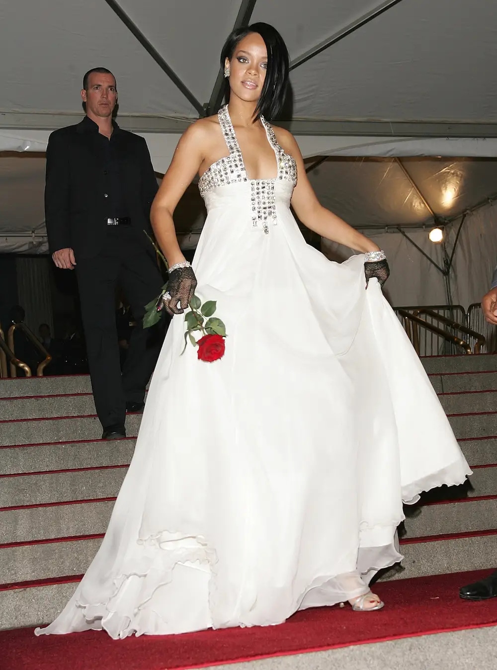 Trong lần xuất hiện đầu tiên tại Met Gala vào tháng 5 năm 2007, nữ ca sĩ Rihanna diện chiếc váy Georges Chakra tương đối đơn giản nhưng xinh xắn. Chiếc váy trắng có trang trí loạt đá màu bạc trên thân áo. Cô kết hợp cùng chiếc găng tay lưới đen và một bông hồng đỏ để phù hợp với chủ đề "Poiret: King of Fashion". 