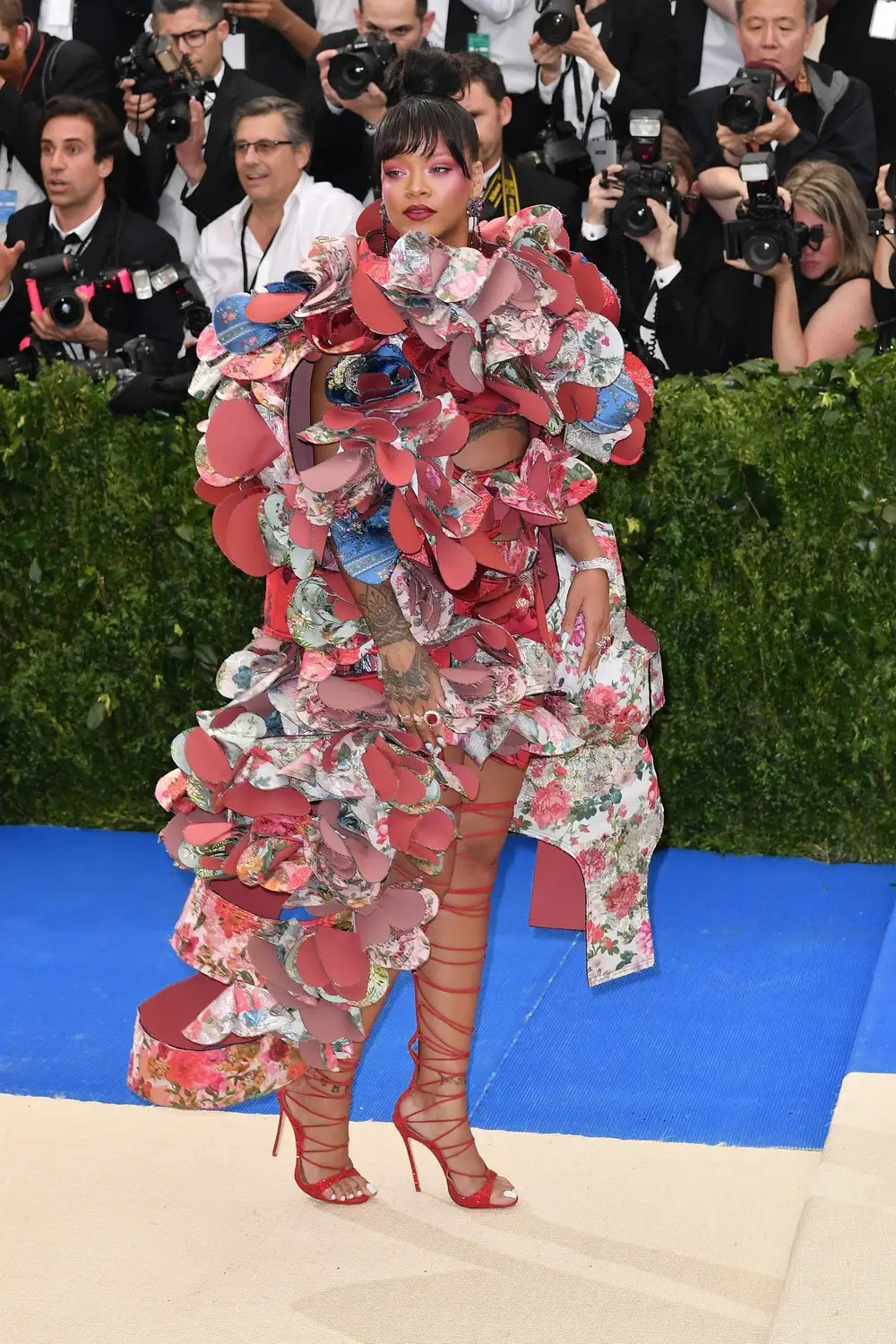 Tại Met Gala 2017 với chủ đề “Rei Kawakubo/Comme des Garçons: Art of the In-Between”, nữ ca sĩ ghi điểm với bộ cánh của Comme des Garçons và trang sức hiệu Chopard, phối ăn ý với sandals buộc dây. Trang phục của cô đậm dấu ấn nổi loạn theo phong cách avant garde - phá hủy cấu trúc trong từng thiết kế, tạo vẻ đẹp gai góc. Cách làm tóc, trang điểm của cô hài hòa với tổng thể thiết kế.