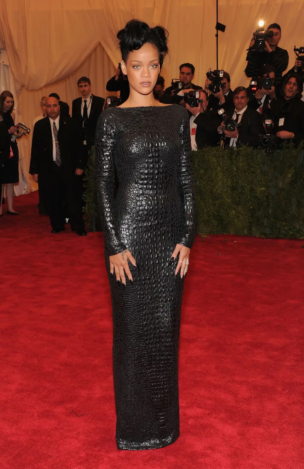 Tại Met Gala 2012 với chủ đề – Schiaparelli and Prada: Impossible Conversations, Rihanna đã lựa chọn một chiếc đầm dài màu đen bằng chất liệu da, với phần hoa văn nổi mô tả bề mặt của da cá sấu vô cùng tinh xảo và độc đáo. Chiếc đầm này đã tiêu tốn rất nhiều công sức để tạo dựng. Nhà thiết kế Tom Ford cũng tiết lộ với stylist của Rihanna rằng chính cô là hình tượng người phụ nữ mà ông muốn thấy trong mẫu thiết kế này.