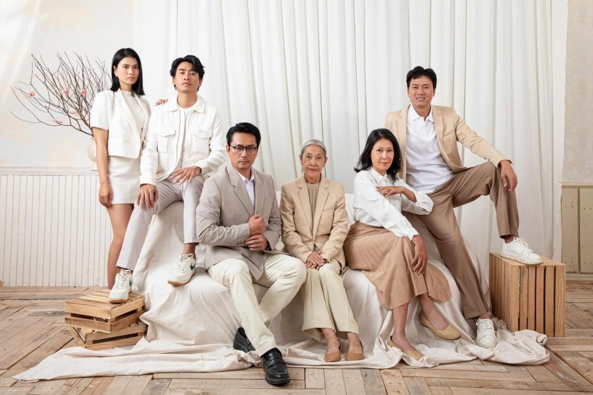 Đinh Y Nhung cùng dàn cast chính trong phim Lật Mặt 7