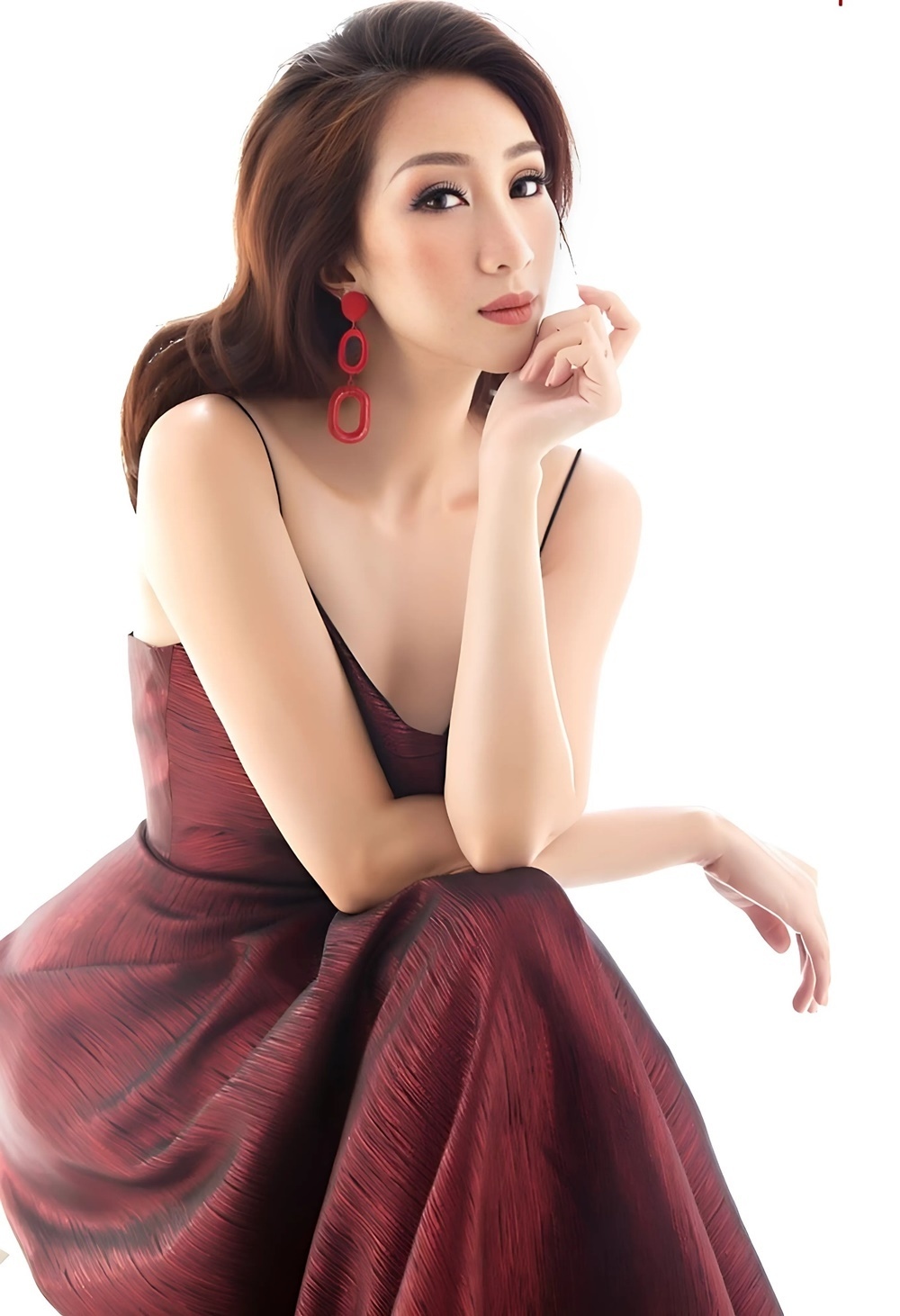 Bé Nghé, con gái ca sĩ Lều Phương Anh, nghe người lớn bàn tán chuyện mẹ bị polyp dây thanh nên sợ hãi, buồn và khóc cả ngày.