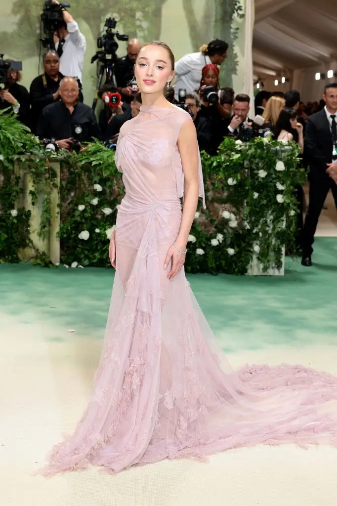 Phoebe Dynevor tham dự Met Gala 2024