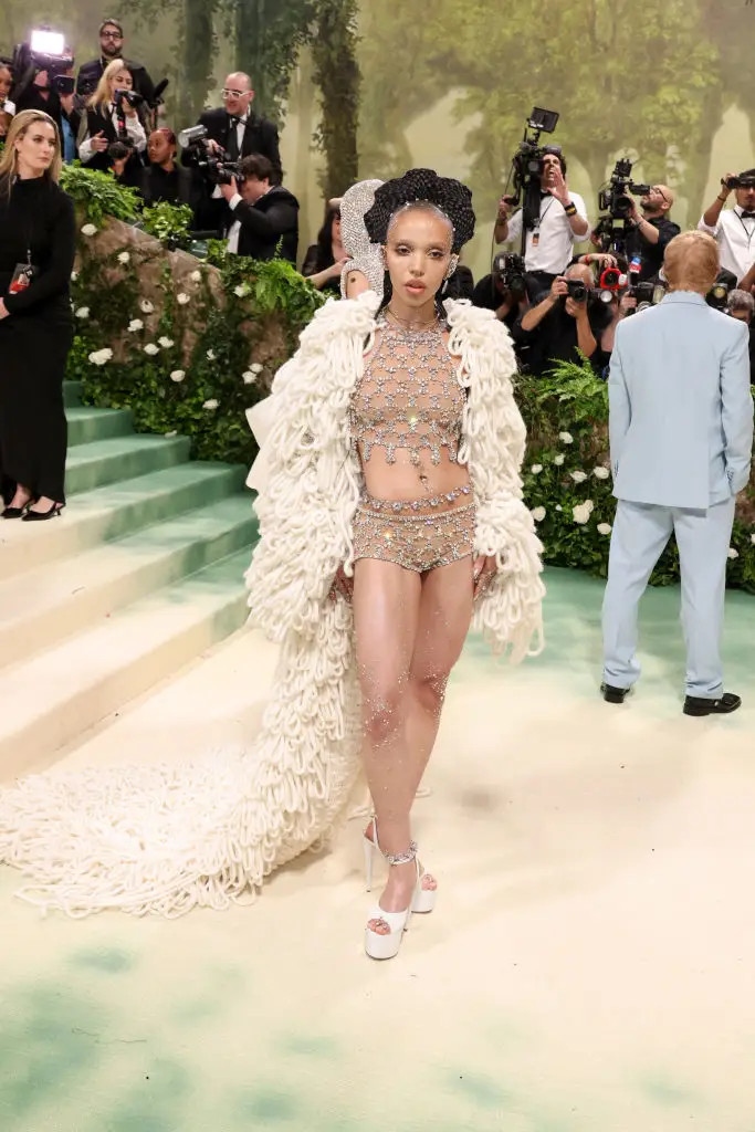 FKA Twigs tham dự Met Gala 2024