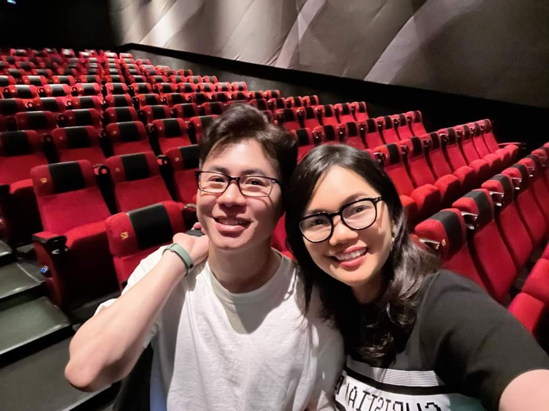 Vợ kém 10 tuổi của MC Lê Anh là thạc sĩ, Trưởng khoa Du lịch - Khách sạn, Trường Cao đẳng Công nghệ Bách Khoa Hà Nội. Trên trang cá nhân cô vừa khoe cùng chồng 'hẹn hò' bao cả rạp chiếu phim.