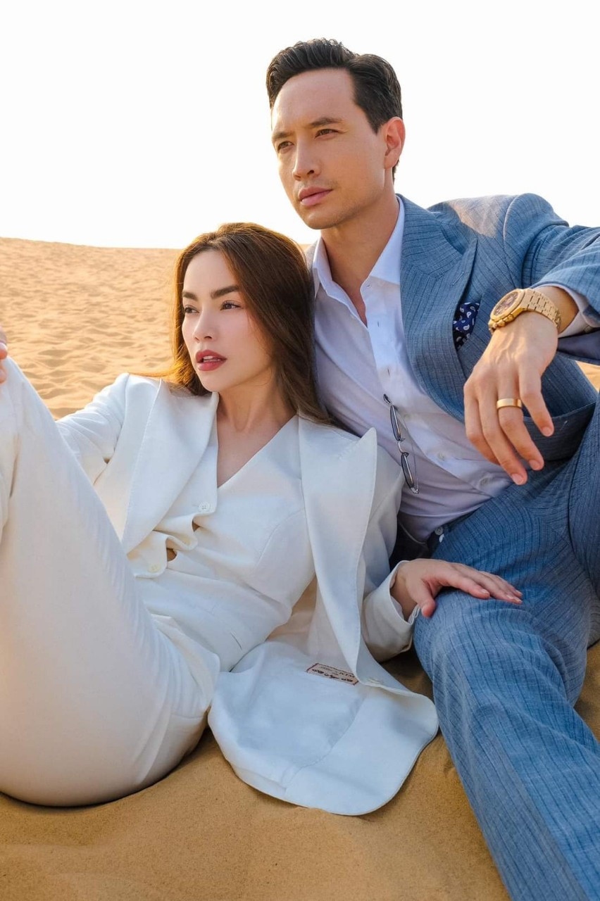 Hồ Ngọc Hà đăng ảnh chụp cùng Kim Lý trên trang cá nhân kèm chia sẻ: 'Trời xanh mây trắng nắng vàng. Hỏi chàng say nắng hay là say em'.