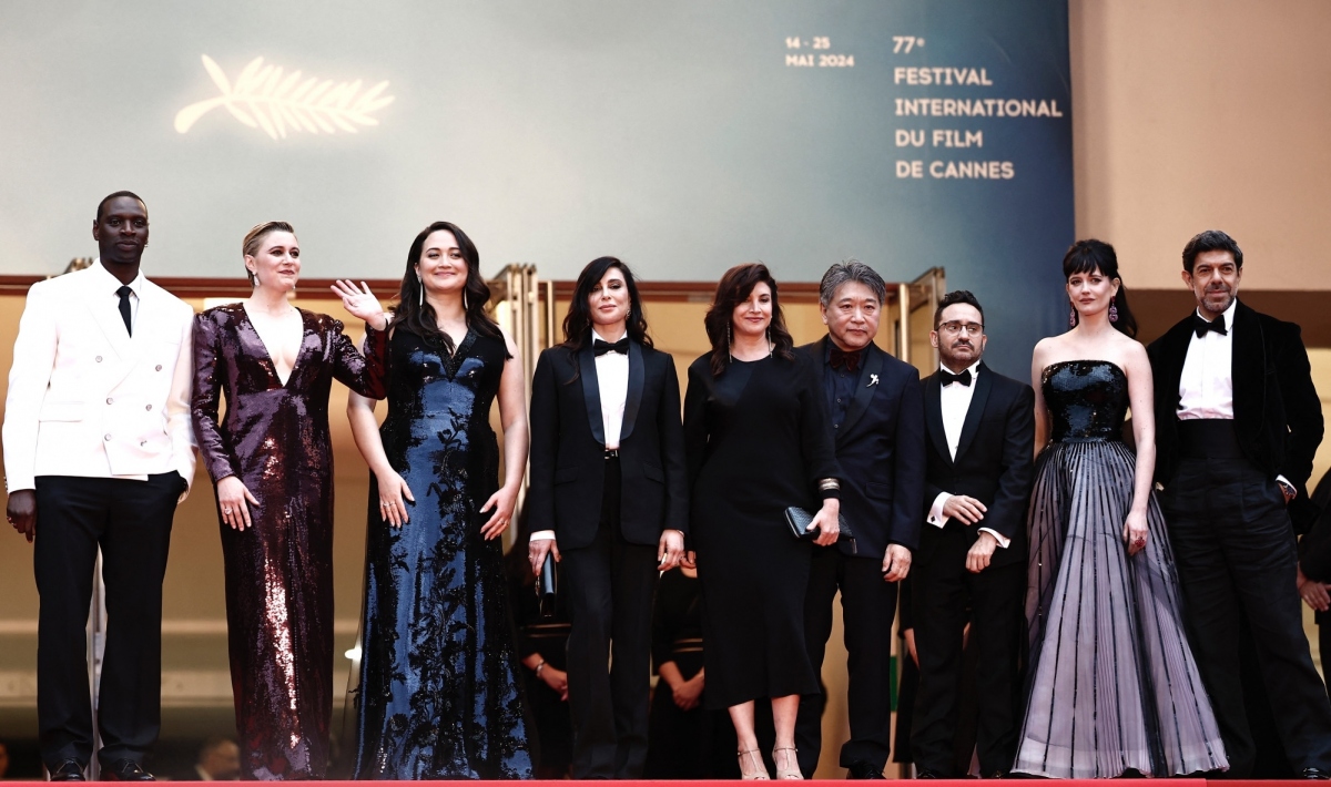 Vào ngày khai mạc của liên hoan phim Cannes có sự xuất hiện của các ngôi sao như Jane Fonda, Meryl Streep, Anya Taylor-Joy... trên thảm đỏ cùng với các thành viên ban giám khảo, bao gồm Eva Green, Lily Gladstone, Greta Gerwig, Hirokazu Kore-eda... Liên hoan phim Cannes 2024 sẽ diễn ra từ ngày 14 đến ngày 25/5. Năm nay sẽ có 22 bộ phim sẽ cạnh tranh giải thưởng cao nhất - Cành cọ vàng.