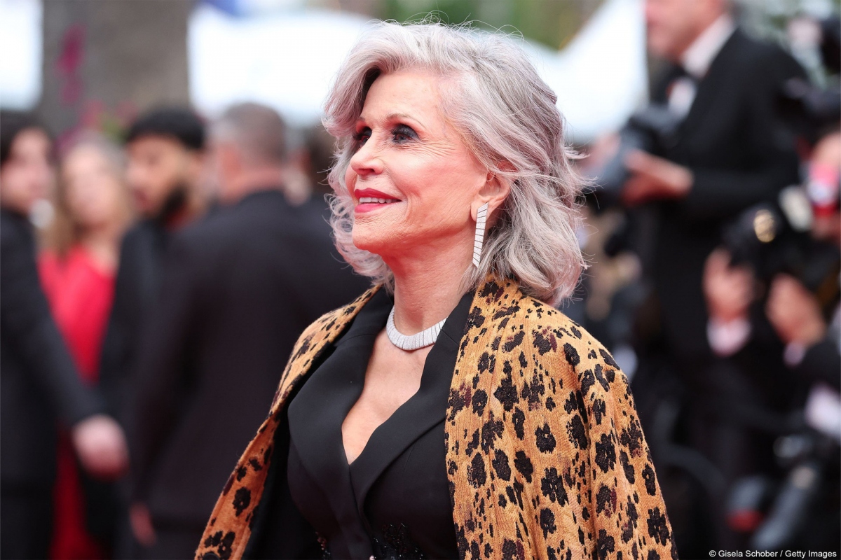Nữ diễn viên Jane Fonda xuất hiện nổi bật trên thảm đỏ với áo khoác Forte_Forte da báo