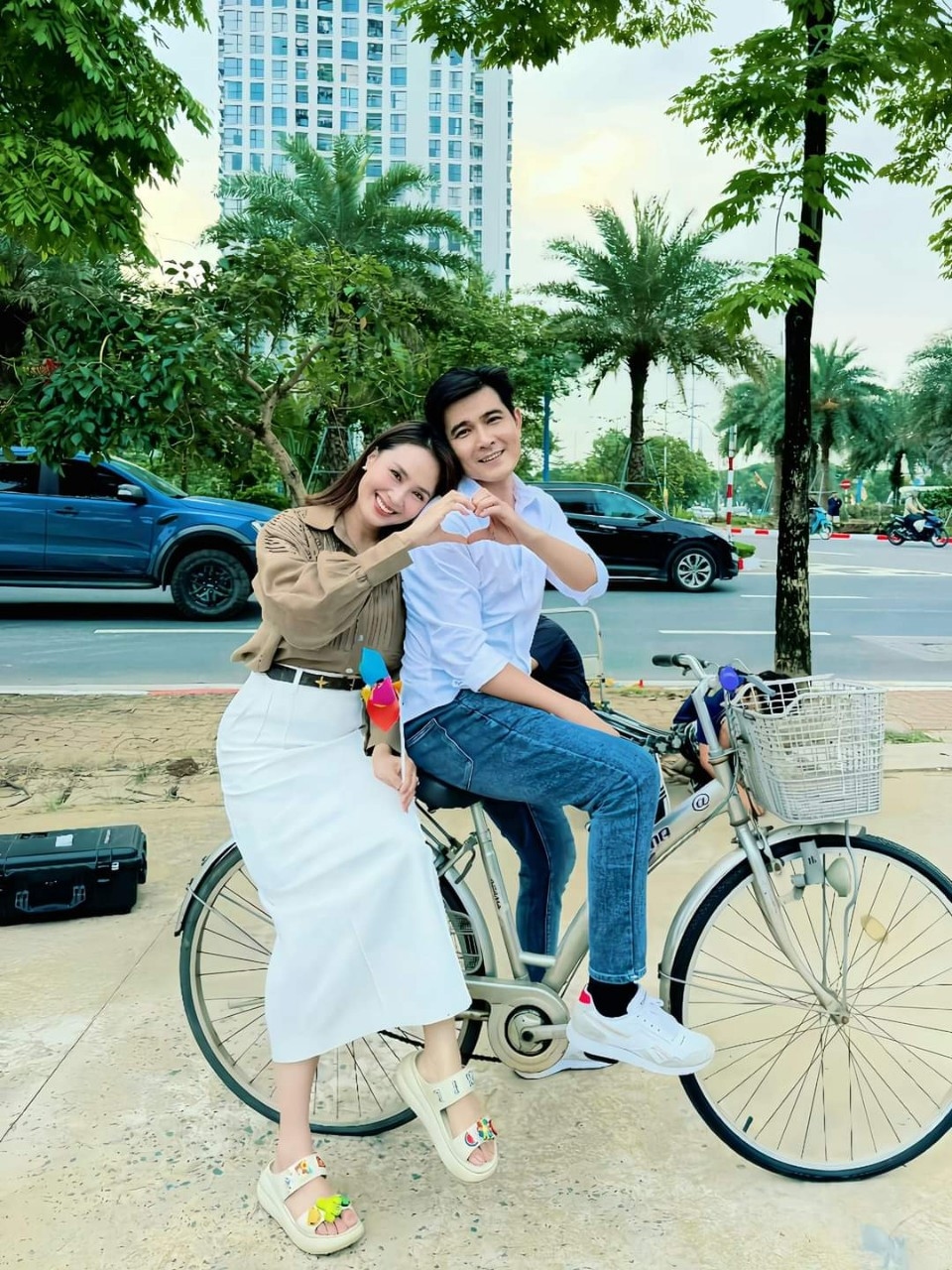Trên trang cá nhân, Quang Sự đăng ảnh tình cảm bên Hồng Diễm, hỏi khán giả có muốn cái kết 'Chàng sinh viên nghèo và cô tiểu thư con nhà giàu?'. Trong khi đó, diễn biến mới của “Trạm cứu hộ trái tim”, mối quan hệ giữa 2 nhân vật của Quang Sự và Hồng Diễm vẫn căng như dây đàn.