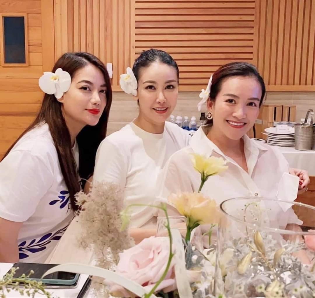 Trương Ngọc Ánh, Anh Thơ chúc mừng sinh nhật bạn thân - hoa hậu Hà Kiều Anh.