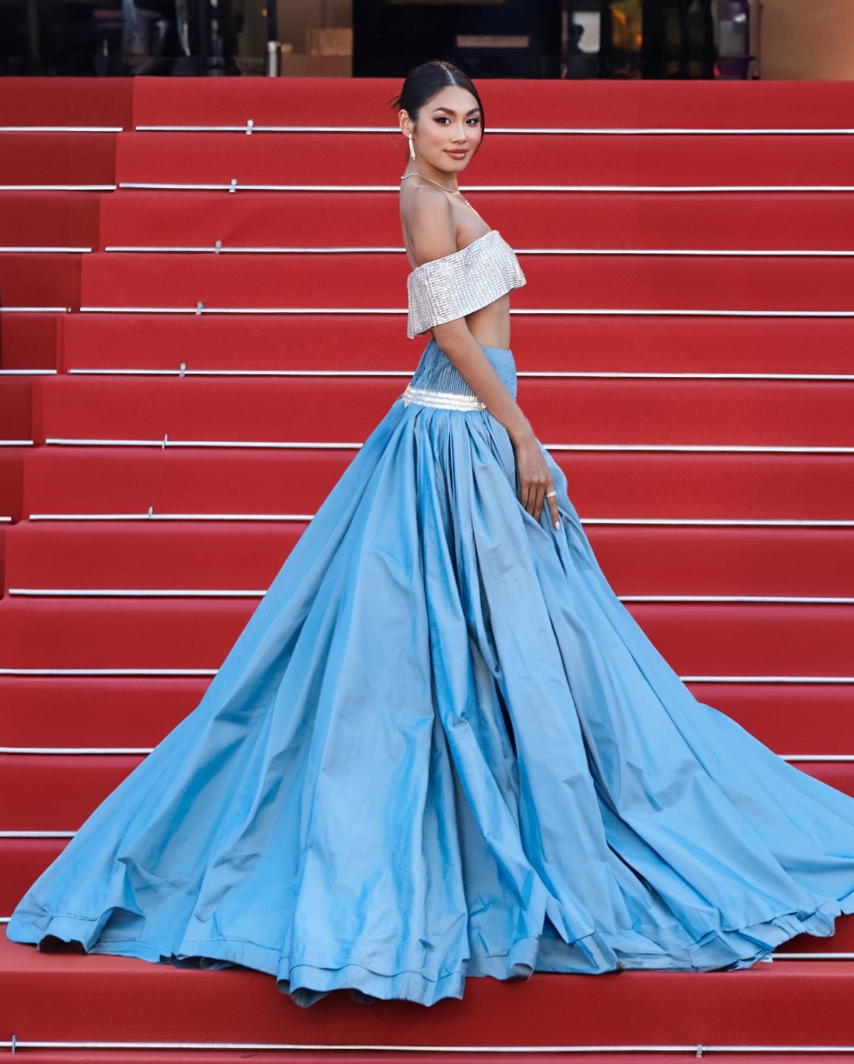Thảm đỏ Liên hoan phim Cannes là nơi quy tụ dàn mỹ nhân trong nhiều lĩnh vực tại các quốc gia trên thế giới. Bên cạnh những nhà mốt danh tiếng như Dior hay Chanel, một số nhà thiết kế Việt cũng được các nữ minh tinh tin tưởng “chọn mặt gửi vàng” khi xuất hiện tại sự kiện điện ảnh danh giá này. Á hậu Thảo Nhi Lê thu hút sự chú ý khi tham dự buổi công chiếu phim điện ảnh Kinds Of Kindness. Sau khi cân nhắc giữa 4 thiết kế, cô sải bước trên thảm đỏ với chiếc váy xanh như nàng Lọ Lem. Thiết kế của Công Trí giúp Thảo Nhi Lê được chú ý trên thảm đỏ. Cô lọt vào ống kính của nhiều nhiếp ảnh gia, phóng viên quốc tế.