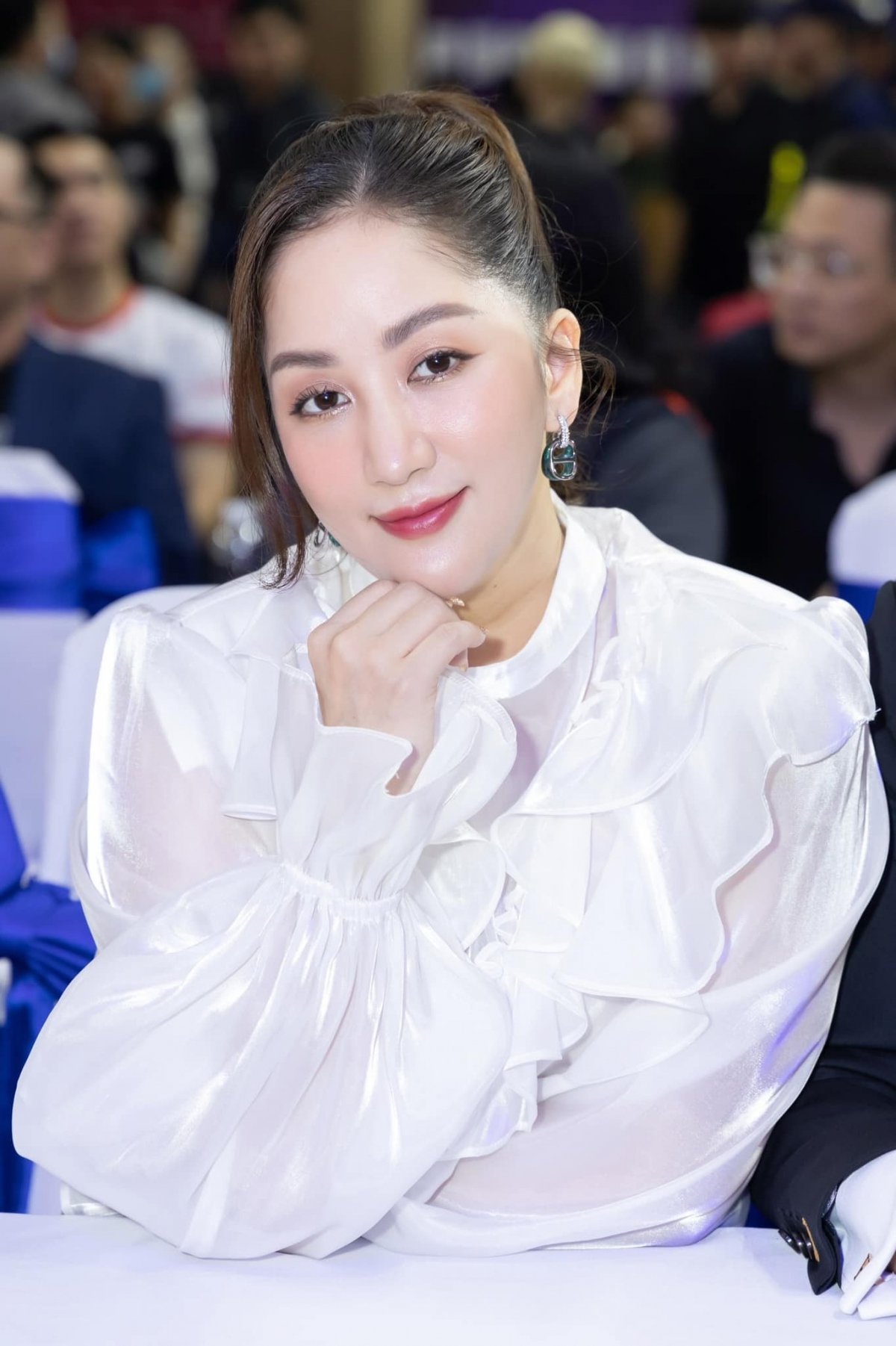 Ngày 20/5, Khánh Thi gây bất ngờ khi đăng đàn về việc sẽ công khai đòi nợ trên trang cá nhân. Theo Khánh Thi, sự việc bất đắc dĩ vì nhiều người thấy cô dễ tính nên vay từ năm này qua năm khác không trả. Liên quan sự việc này, một số khán giả nhận xét cách hành xử của Khánh Thi thiếu văn minh, thiếu tôn trọng đồng nghiệp. 
Hơn nữa, cách đòi nợ úp mở, không bằng chứng của Khánh Thi bị nghi ngờ cô cố tình gây sự chú ý hay cách cô làm nóng lại cuộc thi Bước nhảy hoàn vũ. Số đông hoàn toàn thông cảm với việc Khánh Thi đòi nợ, đặc biệt lại là số tiền lớn từ vài chục triệu đồng đến hàng trăm triệu đồng. Tuy nhiên, cô cần thận trọng hơn để không gây ảnh hưởng tới người không liên quan.