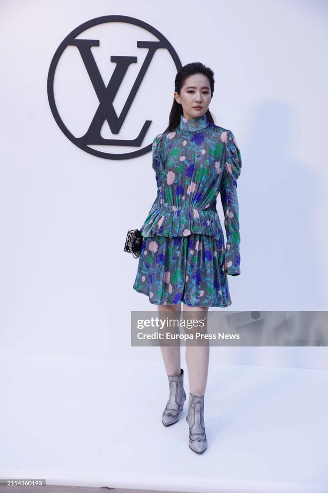 Qua ống kính cam thường, "thần tiên tỷ tỷ" vẫn đốn gục người hâm mộ với visual xuất sắc, hút hồn. Làn da mịn màng, tươi tắn tuổi U40 của mỹ nhân Cbiz cũng nhận được nhiều lời khen có cánh từ cộng đồng mạng
