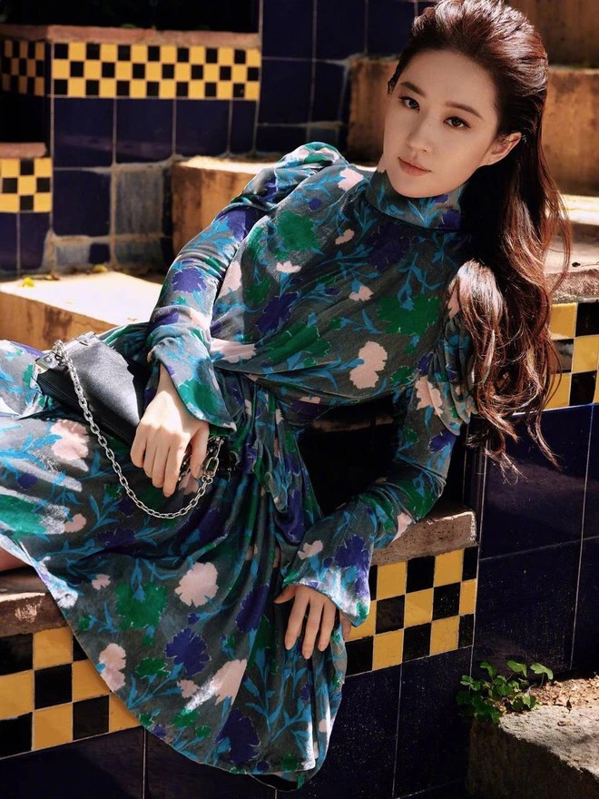 Lưu Diệc Phi tham dự sự kiện với mẫu đầm ngắn họa tiết hoa cách điệu nằm trong BST Louis Vuitton Pre-Fall 2024. Nàng đại sứ lựa chọn kiểu tóc xõa đánh bồng trên đỉnh đầu cùng tông trang điểm nhẹ nhàng. 