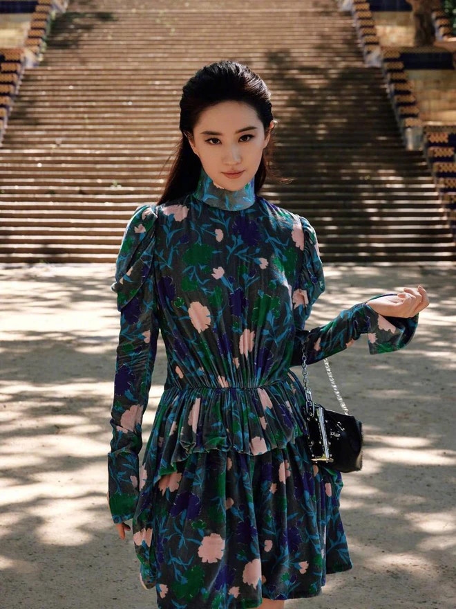 Lưu Diệc Phi chiếm spotlight khi xuất hiện tại show diễn của Louis Vuitton.