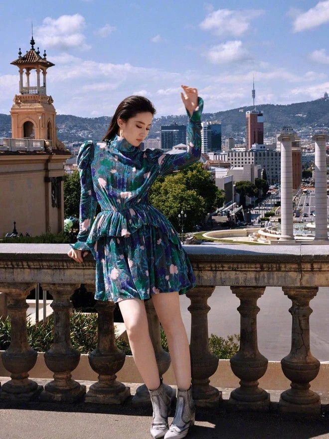 Sáng 24/5, Lưu Diệc Phi đã xuất hiện tại Barcelona để tham dự show diễn Louis Vuitton Women's Cruise 2025 của Louis Vuitton sau khi tham dự event BVLGARI tại Italy. 