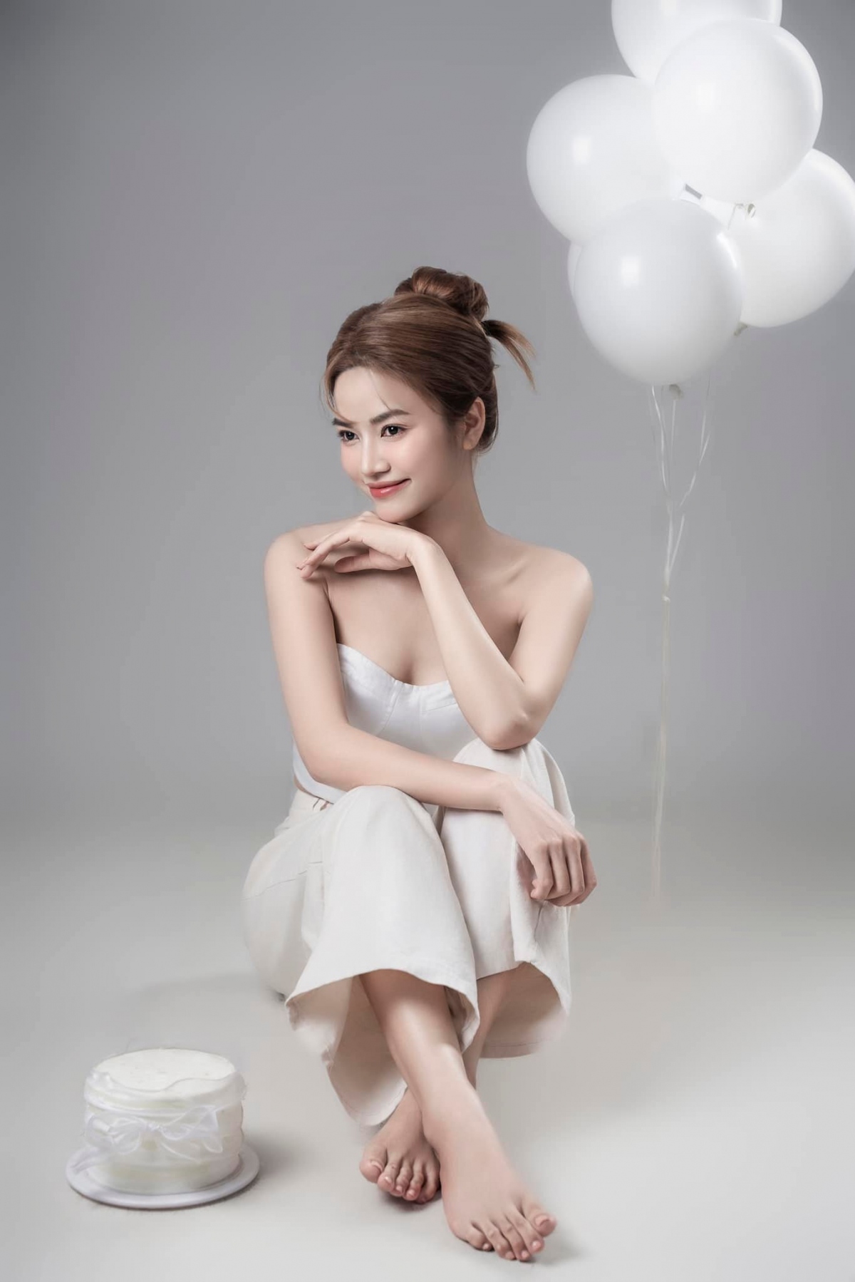Trước khi đóng nữ chính trong "Gặp em ngày nắng", Anh Đào từng tham gia vai phụ trong một số phim như Lửa ấm, Hướng dương ngược nắng, Trở về giữa yêu thương, Đấu trí và đặc biệt là vai chính Thanh trong "Lối về miền hoa" đóng cặp với diễn viên Trọng Lân.
