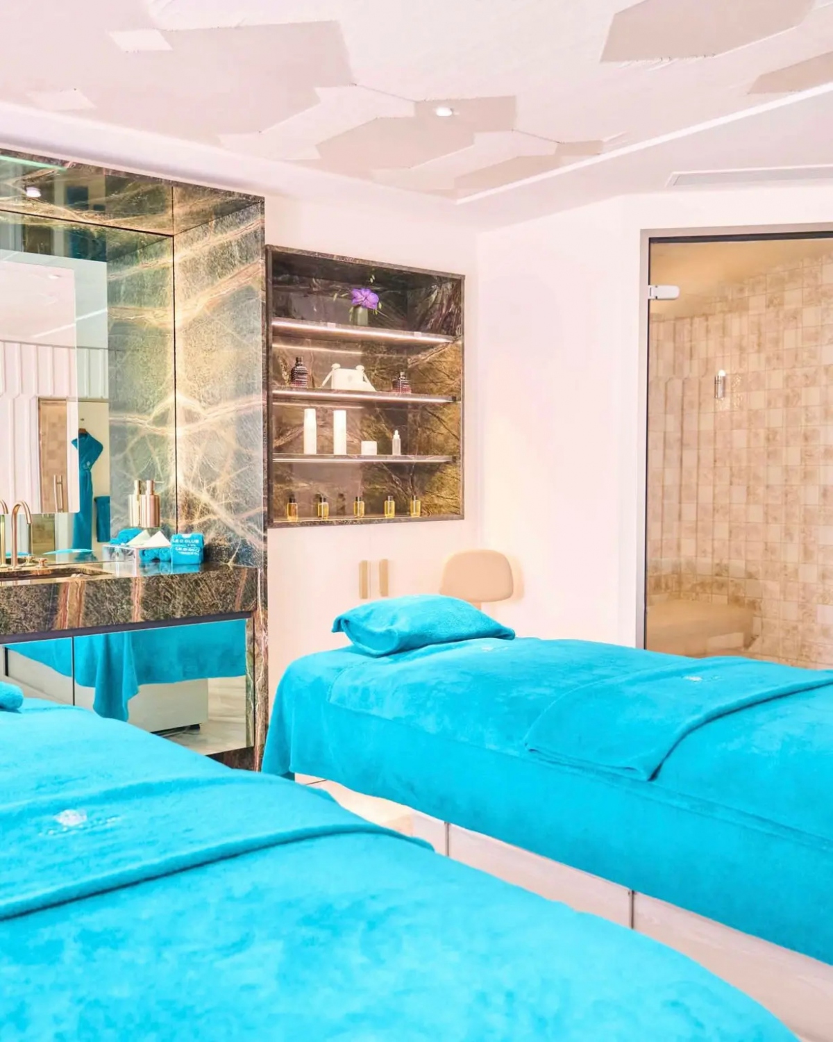 Le C Club Spa yên tĩnh cung cấp cho khách các phương pháp trị liệu cao cấp như mát-xa, chăm sóc tóc và dẫn lưu bạch huyết bằng các sản phẩm của Barbara Sturm, Dr. Burgener, SwissLine, Philip B và Wesak Paris. Du khách có thể lui tới spa sang trọng với nhiều liệu pháp trị liệu.
