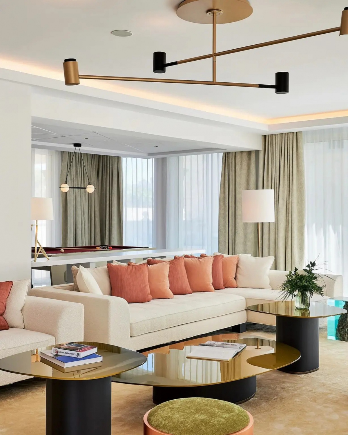 Không gian sinh hoạt riêng biệt của suite có đồ nội thất hiện đại, bao gồm ghế dài sang trọng, bàn viết chắc chắn và TV màn hình phẳng lớn, mang tính biểu tượng của IHG Hotels &amp; Resorts có nhiều lựa chọn ăn uống cao cấp ngay trong khuôn viên.