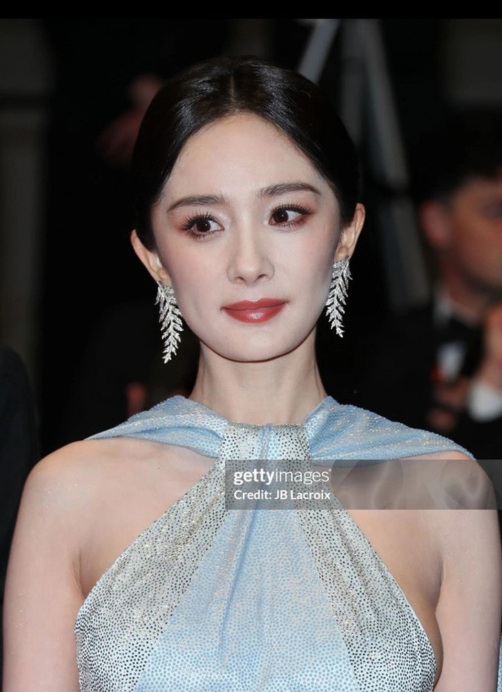 Dương Mịch tái xuất Cannes sau 12 năm. Ngôi sao Hoa ngữ khoe sắc trong mẫu đầm xanh ngọc, chất liệu vải bóng tạo hiệu ứng thị giác đẹp mắt.
