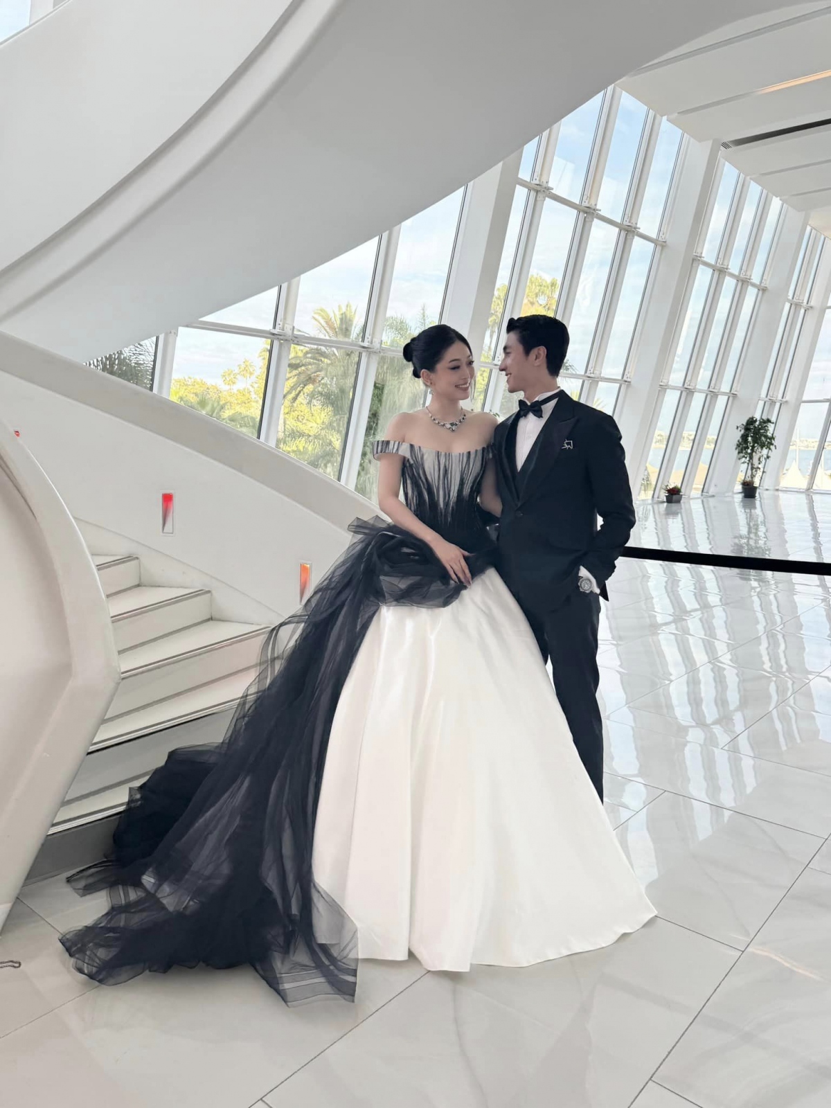 Bùi Phương Nga lại ghi điểm bởi hình ảnh yêu kiều vốn có của mình. Chiếc váy 2 tông màu đen trắng chủ đạo đã giúp cô lấy lại phong độ sau chuỗi ngày theo chàng về dinh. 