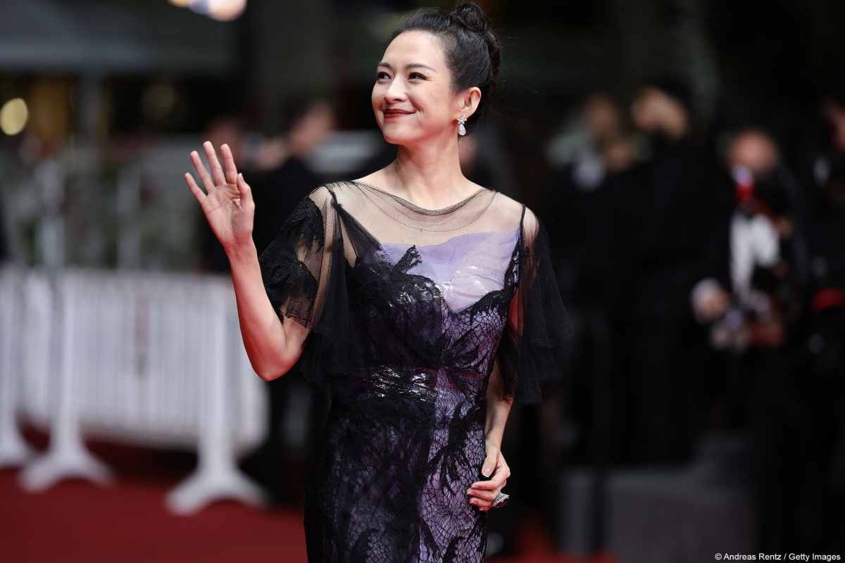 Chương Tử Di là nhân vật gây chú ý nhất tại LHP Cannes 2024 ngày thứ 11. Cô dự buổi ra mắt phim "She's got no name". Sự xuất hiện này đánh dấu sự trở lại của Chương Tử Di tại Cannes sau nhiều năm. Cô gần như vắng bóng từ khi kết hôn, sinh con và gần đây là ly hôn. 