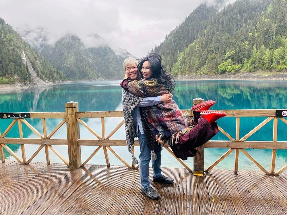 Diva Thanh Lam vừa đăng tải lên trang cá nhân những hình ảnh trong chuyến du lịch nước ngoài cùng bạn trai - bác sĩ Tiến Hùng. Khác với hình ảnh có phần lạnh lùng, nghiêm nghị thường thấy, Thanh Lam khi bên cạnh bạn trai lại rất nhí nhảnh, ngọt ngào. Nữ ca sĩ không ngại trao cho bác sĩ Tiến Hùng nụ hôn và cười thích thú khi được bạn trai bế bổng lên để chụp ảnh.