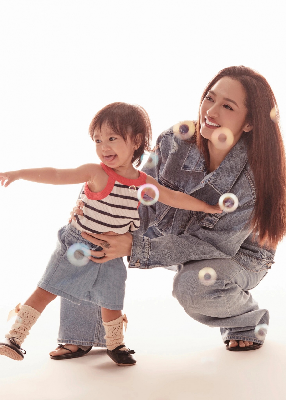 Nữ ca sĩ Bảo Anh vừa cho ra mắt ca khúc mới dành riêng cho con gái mang tên Misumi mang tên "Hạnh phúc nhé con". Cô cho biết, đây là món quà đặc biệt dành tặng thiên thần nhỏ trước thềm ngày Quốc tế thiếu nhi 1/6. Trong đoạn clip dài 4 phút, Bảo Anh nhắn nhủ đến Misumi: "Mẹ mong Misumi hãy trải nghiệm và có những bài học cho riêng mình, là một người tử tế. Đừng sợ phán xét, hãy là chính mình con nhé. Misumi, hạnh phúc nhé con".