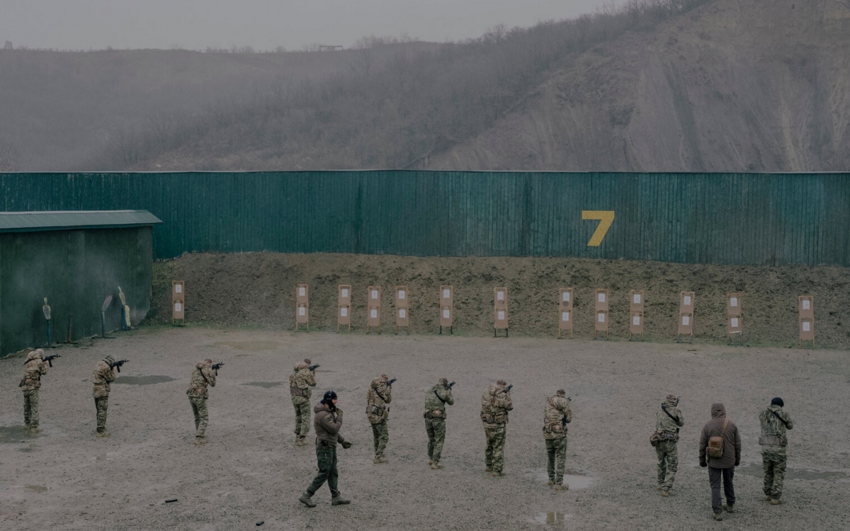 Lính Chechnya tập bắn tại một trường bắn thuộc Cộng hòa Chechnya - một chủ thể của Liên bang Nga.