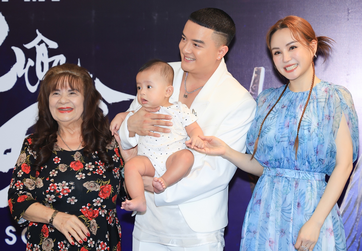Ca sĩ Cao Thái Sơn gây bất ngờ khi bế con trai Cao Thái Minh được hơn 6 tháng tuổi, tới buổi họp báo công bố MV mới, chiều 19/6.