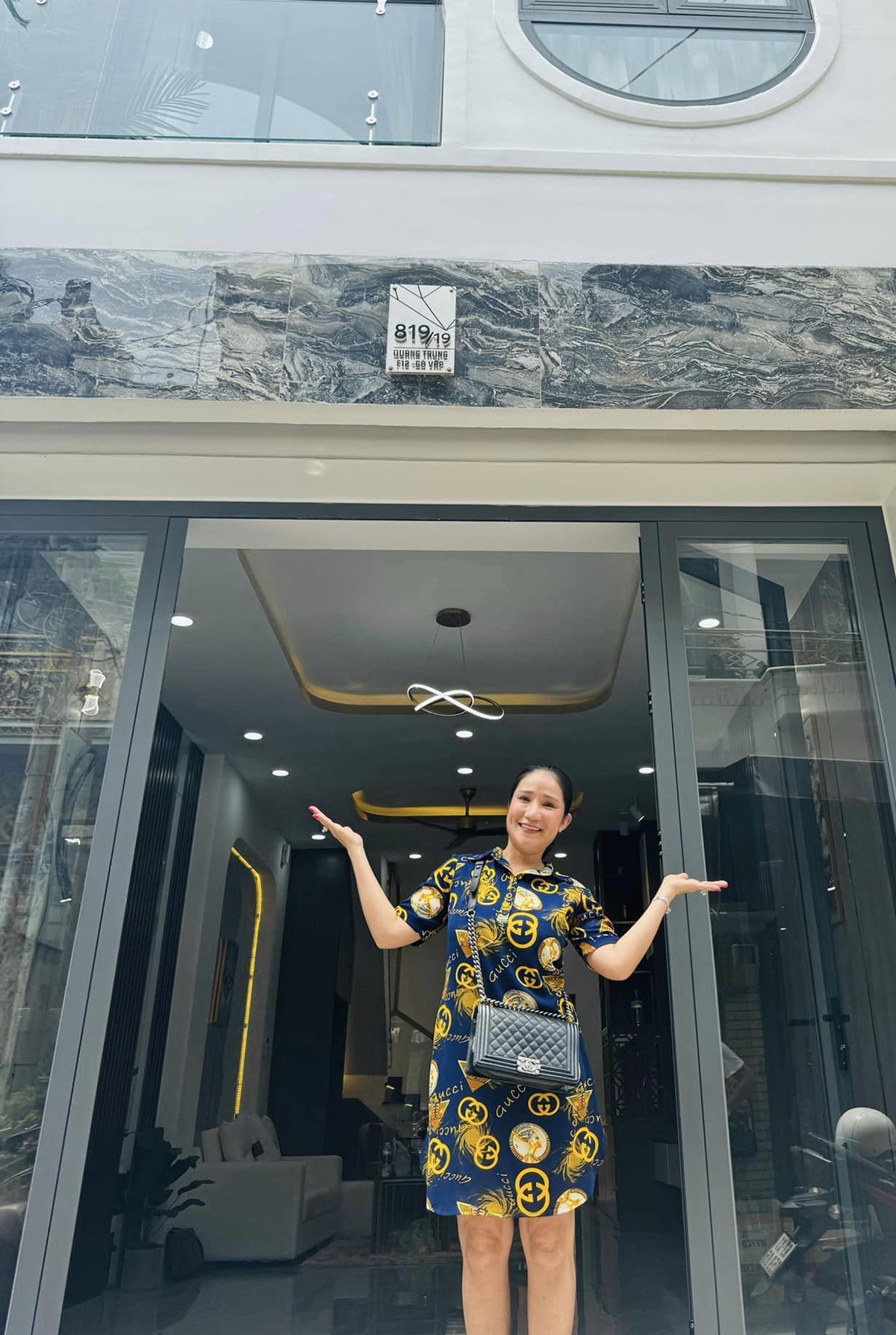 Diễn viên, MC Cát Tường tiết lộ mới tậu nhà phố ba tầng trị giá 7,5 tỷ đồng, trang bị nội thất hiện đại, tiện nghi, có hai phòng xông hơi.