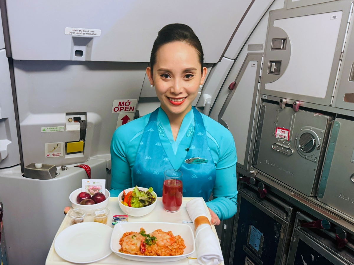 Vietnam Airlines phục vụ các món ăn, thức uống từ mận hậu Sơn La trên nhiều đường bay nội địa và quốc tế từ ngày 8/6 đến 15/6.