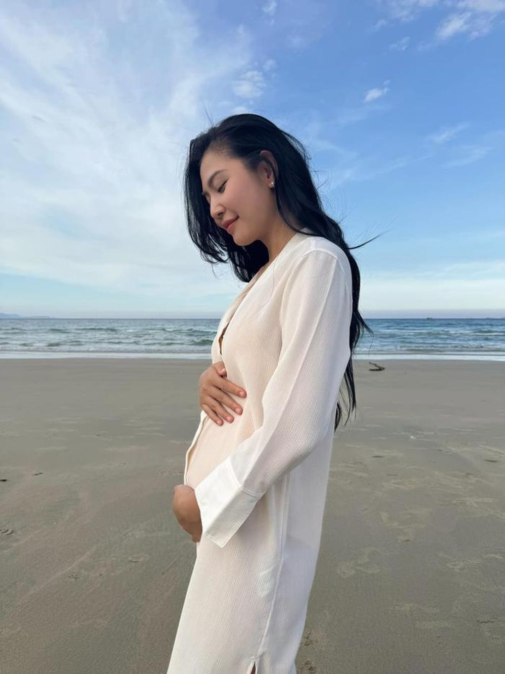 Người mẫu Chúng Huyền Thanh - học trò Hồ Ngọc Hà bất ngờ đăng tải bức ảnh khoe vòng 2 lùm lùm kèm dòng trạng thái: "Suỵt, điều gì sẽ chờ đợi chúng ta?". Bài viết của nữ người mẫu nhận được sự quan tâm từ bạn bè và người hâm mộ. Nhiều người cho rằng, Chúng Huyền Thanh đang mang thai lần 3. Tuy nhiên, ngay sau đó, cô lập tức đính chính chỉ là do "cô đi chơi lỡ ăn hơi nhiều nên 'bé mỡ' tới thăm". "Đừng đồn có bầu tội nghiệp em lắm ạ", Chúng Huyền Thanh phân trần.