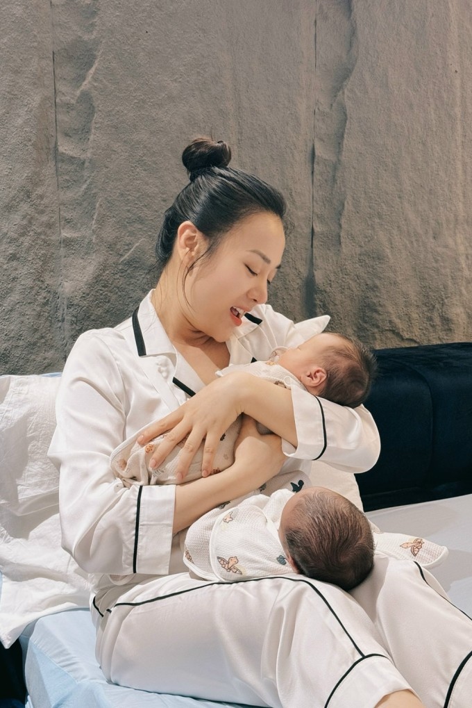 Phương Oanh chia sẻ cuộc sống bỉm sữa sau 3 tuần sinh con. "Chỉ đến khi có con, tôi mới hiểu thế nào là u mê mụ mị không lối thoát, bị xâm lấn hết lý trí". Cô gọi hai bé song sinh là "hai cục sữa" và mỗi ngày chỉ quẩn quanh bên con. Phương Oanh đón cặp song sinh Jimmy &amp; Jenny giữa tháng 5 vừa qua bằng phương pháp sinh mổ.