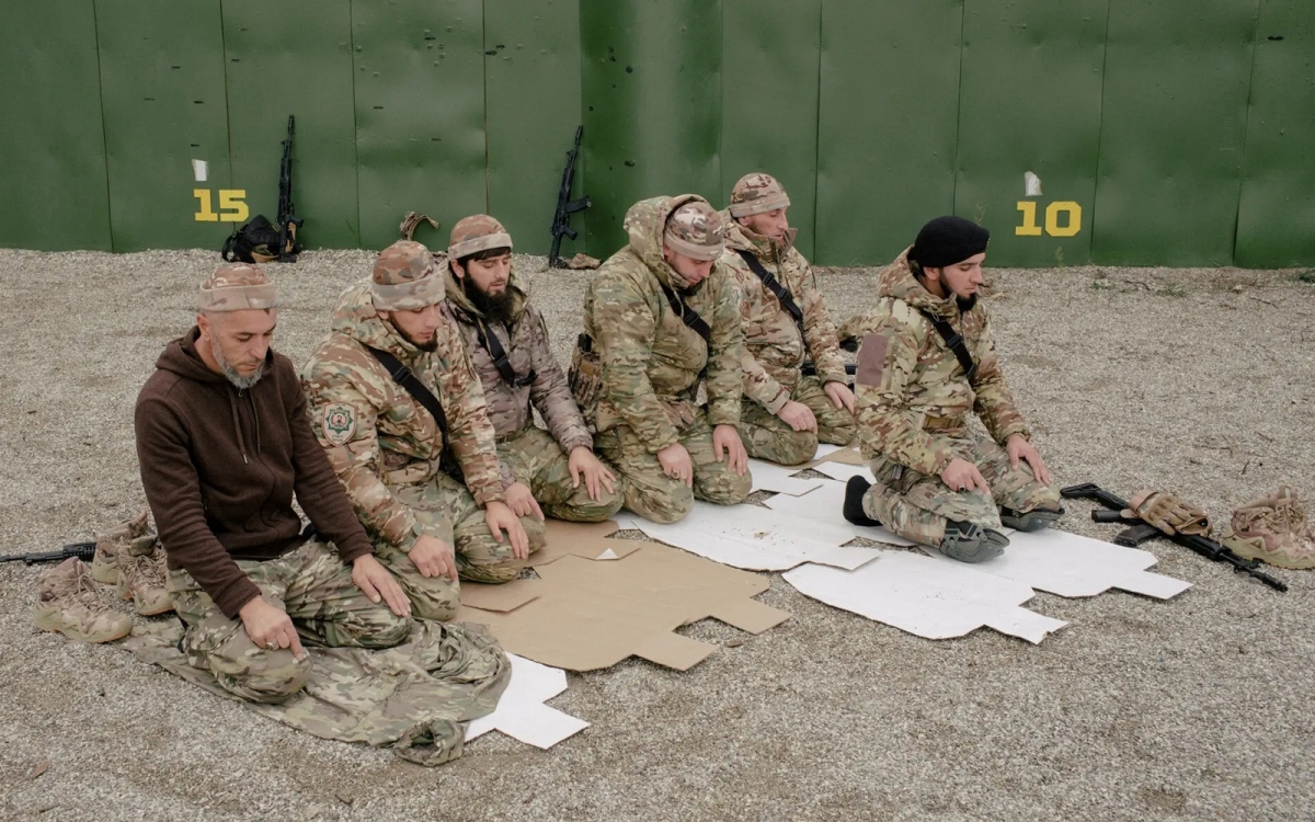 Tân binh Chechnya cầu nguyện theo phong tục Hồi giáo tại trường bắn của Đại học Đặc nhiệm.