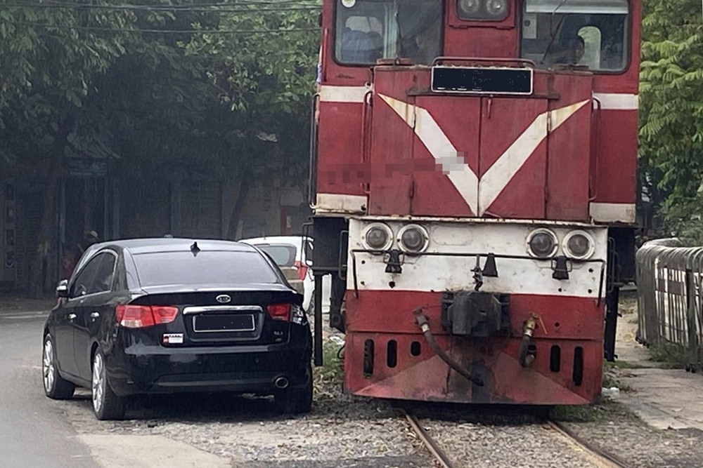 Trường hợp đỗ xe vi phạm hành lang an toàn đường sắt. Ảnh: Công an TP Hải Phòng