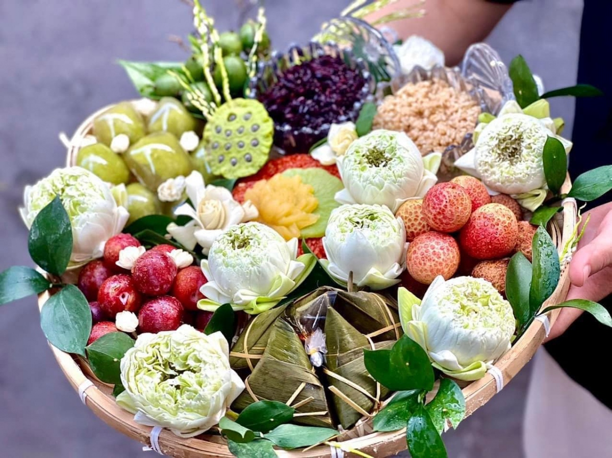 Mỗi dịp đến Tết Đoan Ngọ, trên “chợ mạng” không khí mua sắm cũng rất nhộn nhịp. Dịch vụ làm mâm cỗ cúng theo yêu cầu hoặc đặt theo mẫu sẵn có với hình thức bắt mắt được nhiều người đặt hàng. Giá dao động từ 350.000-500.000 đồng/mâm.