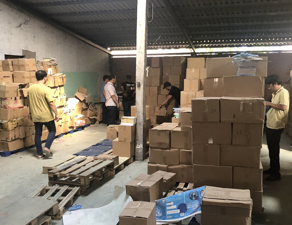 Công an đang khám xét nơi chứa sách đã in