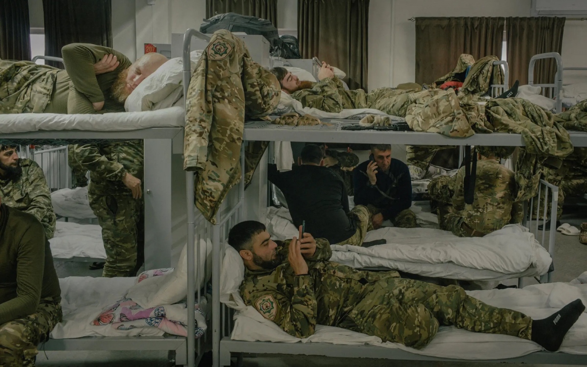 Gường tầng trong doanh trại lính Chechnya.