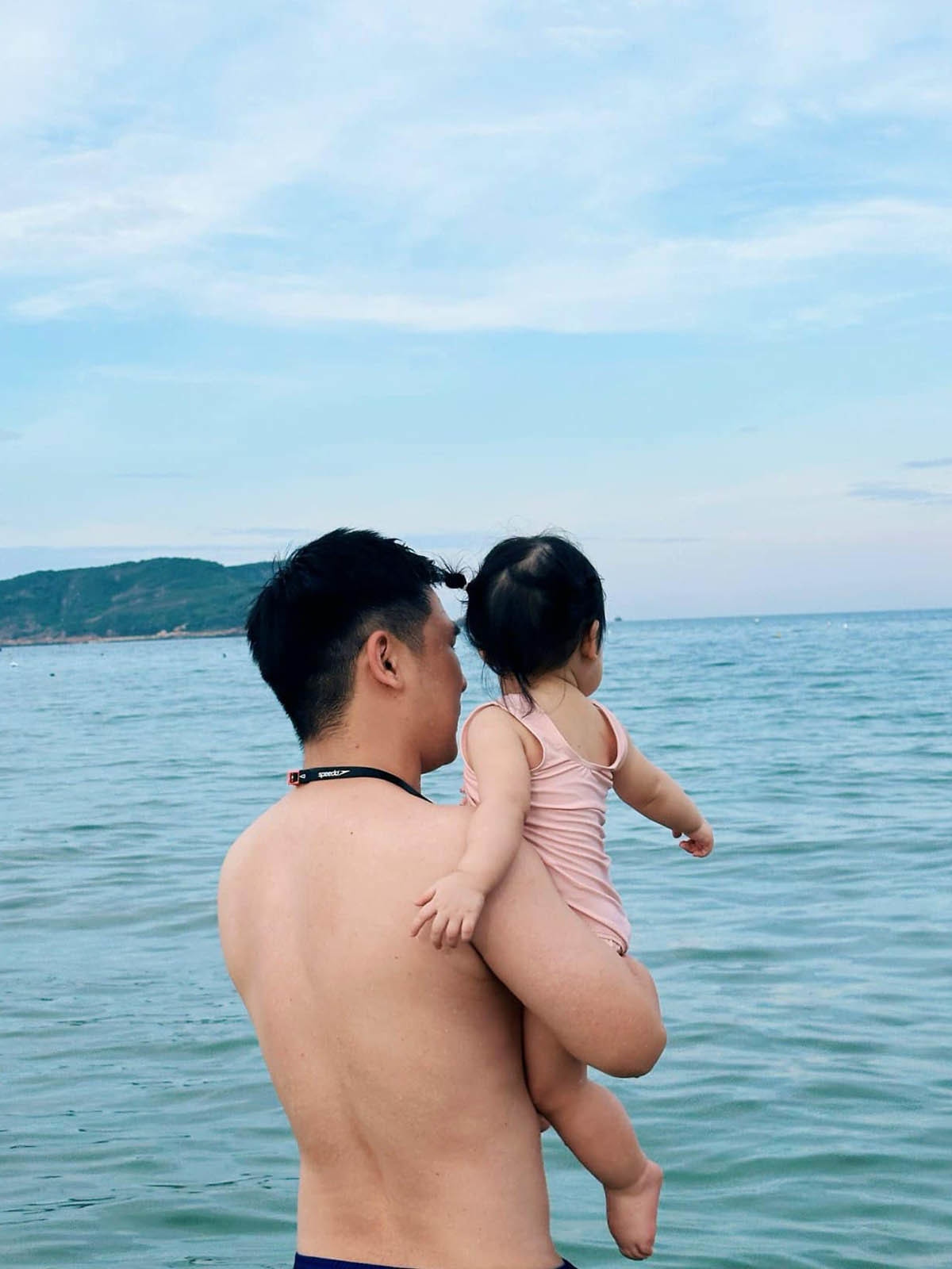 Doanh nhân Đỗ Vinh Quang - chồng hoa hậu Đỗ Mỹ Linh - bế con gái tắm biển Quy Nhơn và gọi cô bé là "bình rượu mơ của bố". Đây là lần đầu chủ tịch CLB Hà Nội đăng hình công chúa nhỏ lên mạng xã hội.