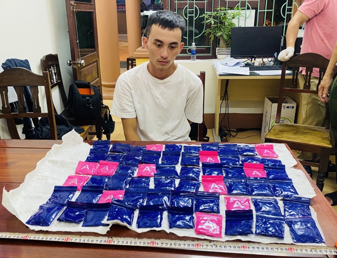 Đối tượng Trần Tý cùng tang vật tại cơ quan Công an