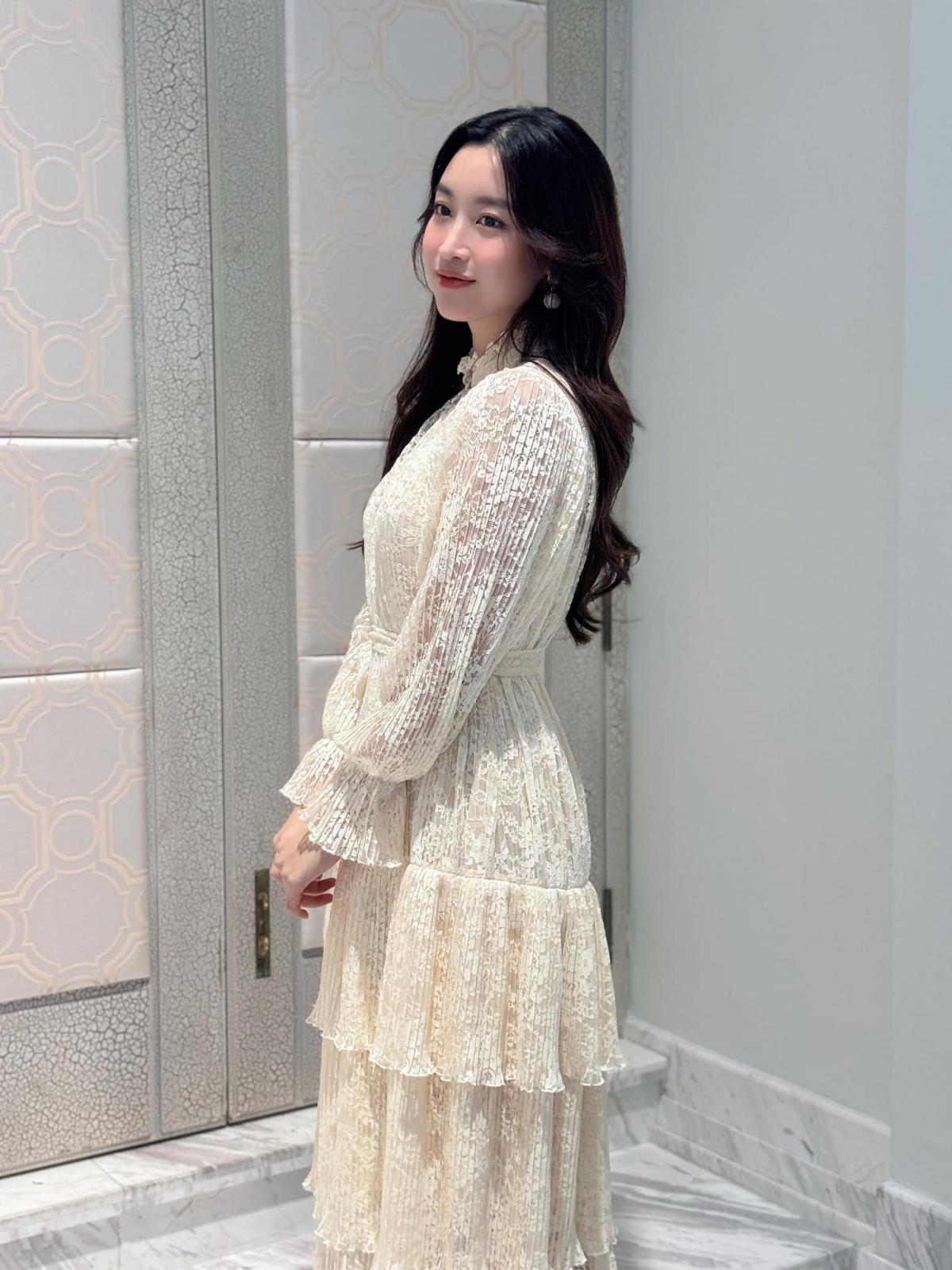 Đỗ Mỹ Linh sinh năm 1996, đăng quang Hoa hậu Việt Nam 2016. Trong cuộc thi Miss World 2017, cô giành giải Người đẹp nhân ái và vào top 40 chung cuộc. Trước khi lập gia đình, cô gắn bó công việc diễn thời trang, làm MC, biên tập viên truyền hình. Tháng 10/2022, người đẹp lên xe hoa với thiếu gia Đỗ Vinh Quang, sinh năm 1995. 