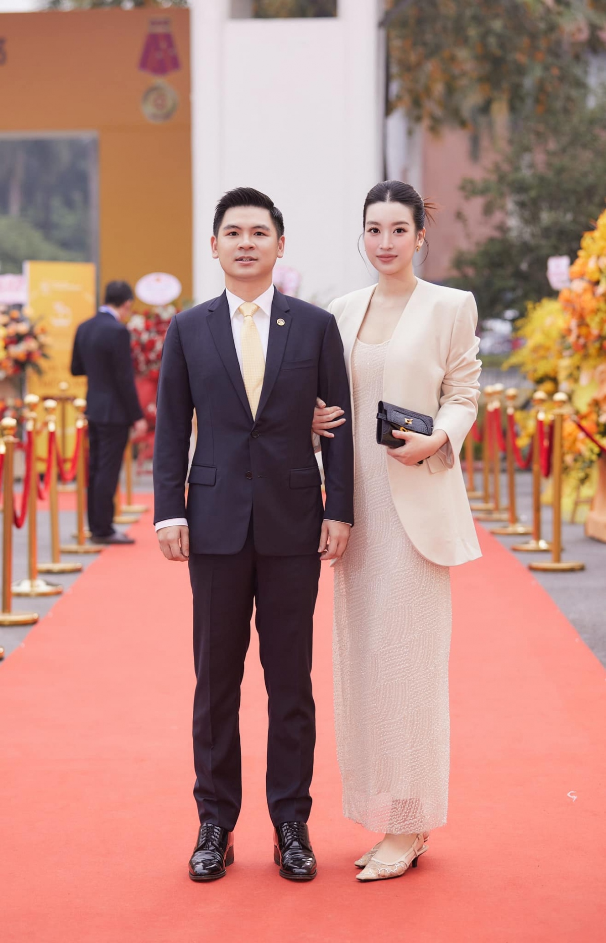 Hoa hậu Việt Nam 2016 luôn tỏa sáng với phong cách thanh lịch và tinh tế khi đi cùng chồng. Khi sánh đôi cùng ông xã Vinh Quang, cô diện váy xuông dáng dài, kết hợp cùng với blazer cùng tông màu và giày đế thấp. 