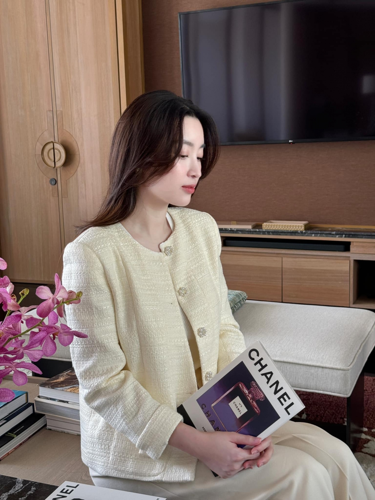  Ít xuất hiện trong các bộ cánh gợi cảm khoe body, Đỗ Mỹ Linh vẫn gây thương nhớ nhờ thần thái sang chảnh, quyến rũ. Người đẹp sinh năm 1996 lên đồ rất thông minh. Cô chọn những items là minh chứng cho vẻ ngoài "đắt tiền" như áo khoác vải tweed, chẳng cần phối hợp cầu kỳ, set đồ cũng toát lên vẻ sang chảnh.