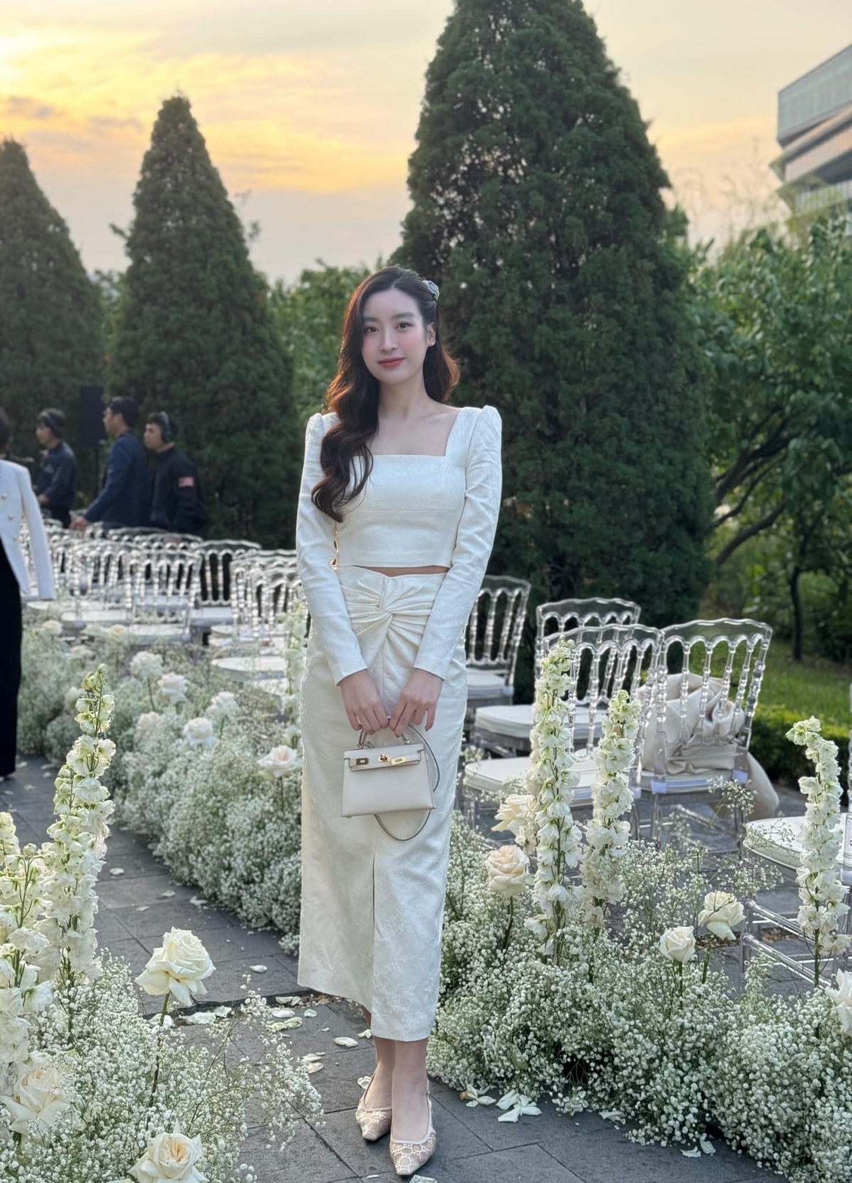 Xuất hiện sau thời gian dài nghỉ ngơi sinh con, hình ảnh của Đỗ Mỹ Linh nhận được nhiều lời khen. Cô diện set đầm trắng "kín cổng cao tường" khoe vóc dáng thanh mảnh, nhưng lần này có phần gợi cảm hơn với phần váy xẻ tà phía trước và một chút hở eo. Cô phối hợp cùng túi Hermes Kelly. Nàng hậu cũng chú trọng vào tạo kiểu tóc xoăn sóng nhẹ nhàng để phù hợp với bộ đồ.
