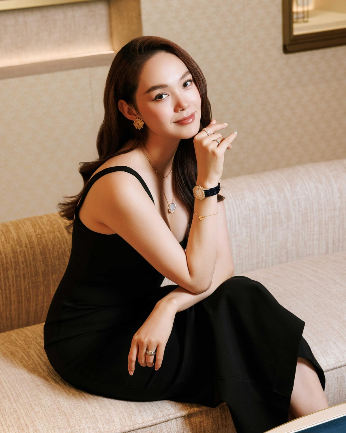 Minh Hằng sinh năm 1987, được khán giả biết đến với vai trò ca sĩ, diễn viên, người mẫu. Những bài hát làm nên tên tuổi của Minh Hằng là Một vòng trái đất, Phải chăng em đã yêu, Yêu lầm anh, Người vô hình, Lỗi lầm cây lá và gió,... Về sự nghiệp diễn xuất, cô ghi dấu ấn trong các bộ phim Gọi giấc mơ về, Ngôi nhà hạnh phúc, Vừa đi vừa khóc, Giải cứu thần chết, Bẫy ngọt ngào, Chị chị em em 2.