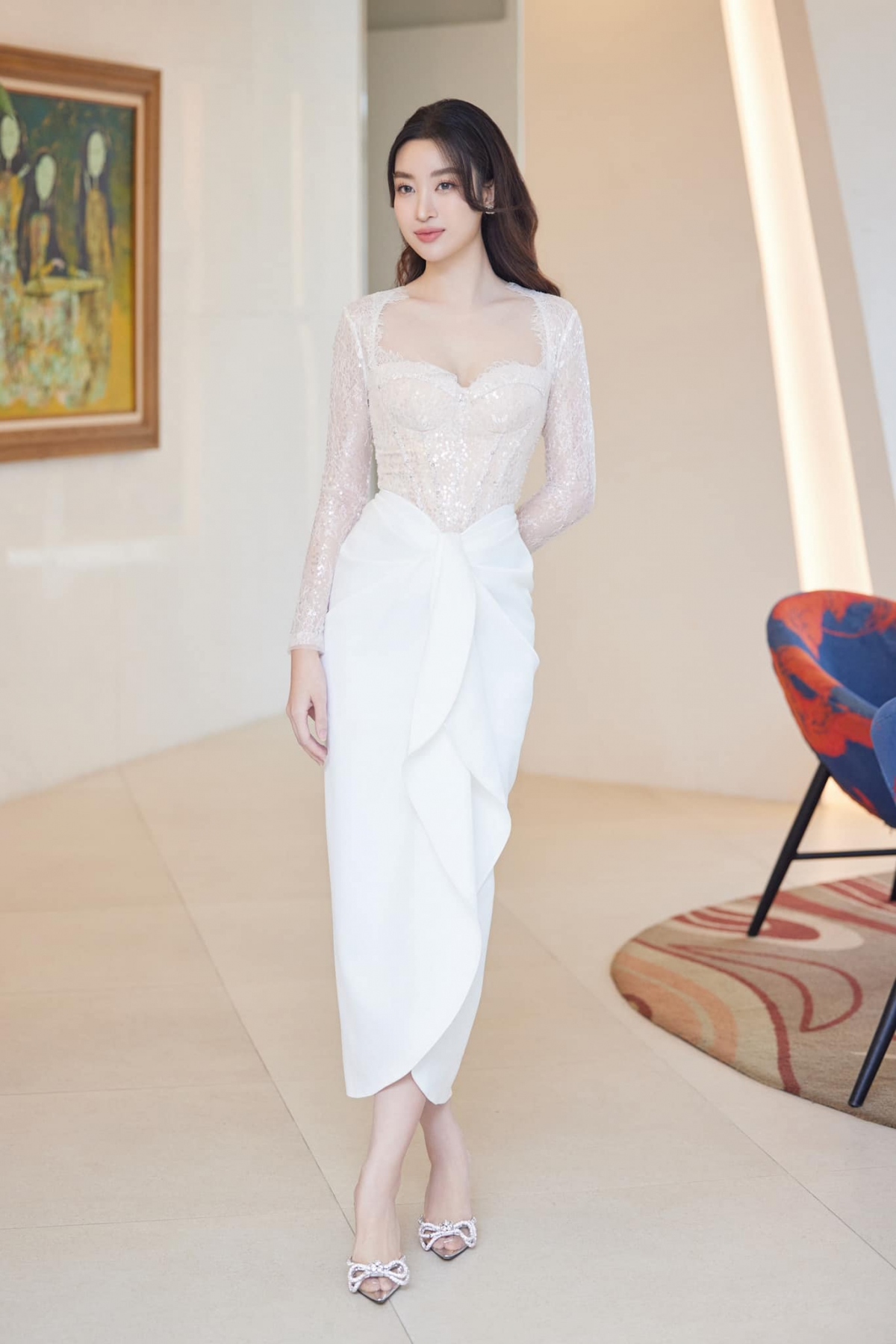 Đỗ Mỹ Linh thường diện váy trắng trong các dịp quan trọng hoặc sự kiện đặc biệt. Cô chăm chỉ lựa chọn những mẫu váy dài. Dù mặc đồ kín đáo, hình ảnh của người đẹp vẫn vô cùng sang trọng và xinh đẹp, đúng chuẩn "dâu hào môn". Sau khi sinh con đầu lòng, cô được khen vẫn giữ được nhan sắc rạng rỡ, thân hình mảnh mai.