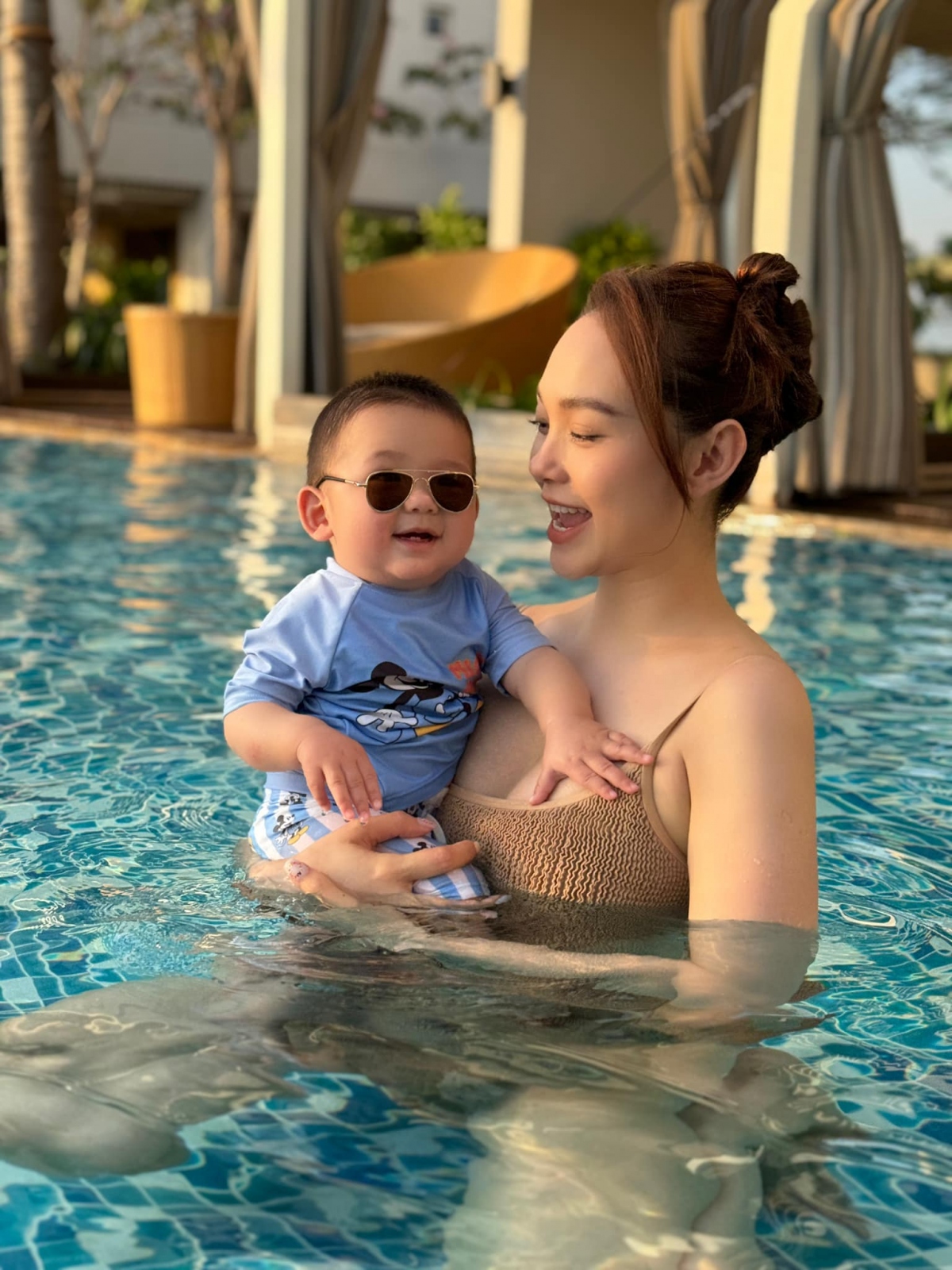 Ca sĩ Minh Hằng giảm hơn 10kg sau sinh nhờ tập gym, yoga và có chế độ ăn khoa học. Khi con dần cứng cáp, Minh Hằng quay lại với các hoạt động nghệ thuật. Cô tìm kiếm các kịch bản phim phù hợp, các dự án âm nhạc và làm người mẫu quảng cáo.