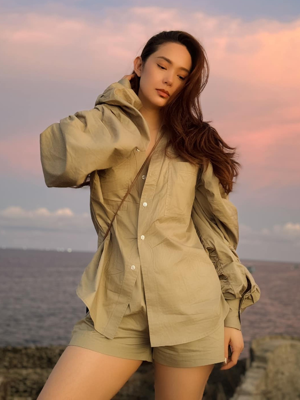 Về chuyện "làm dâu hào môn", Minh Hằng chia sẻ cô thấy "dễ thở, thoải mái". Vợ chồng nữ ca sĩ ở riêng, khi có dịp các thành viên mới tụ hội với nhau. Cô chia sẻ mình là người hướng ngoại, thường ra ngoài tiếp xúc nhiều nên những chuyện chăm lo, thăm hỏi nhà chồng với tôi không quá khó khăn.