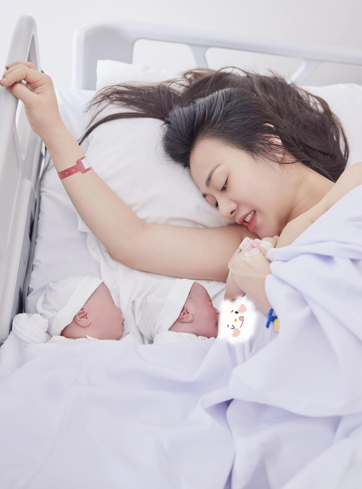Giữa tháng 5 vừa qua, Phương Oanh đón cặp song sinh Jimmy &amp; Jenny bằng phương pháp sinh mổ. Kể từ khi làm mẹ, nữ diễn viên tạm gác lại mọi việc để chăm sóc hai con. "Cảm ơn hai con yêu đã luôn hợp tác để mẹ có một thai kỳ khoẻ mạnh và đầy ý nghĩa. Hành trình sắp tới còn rất dài, mẹ con mình cùng nhau cố gắng nha", cô hạnh phúc bày tỏ.